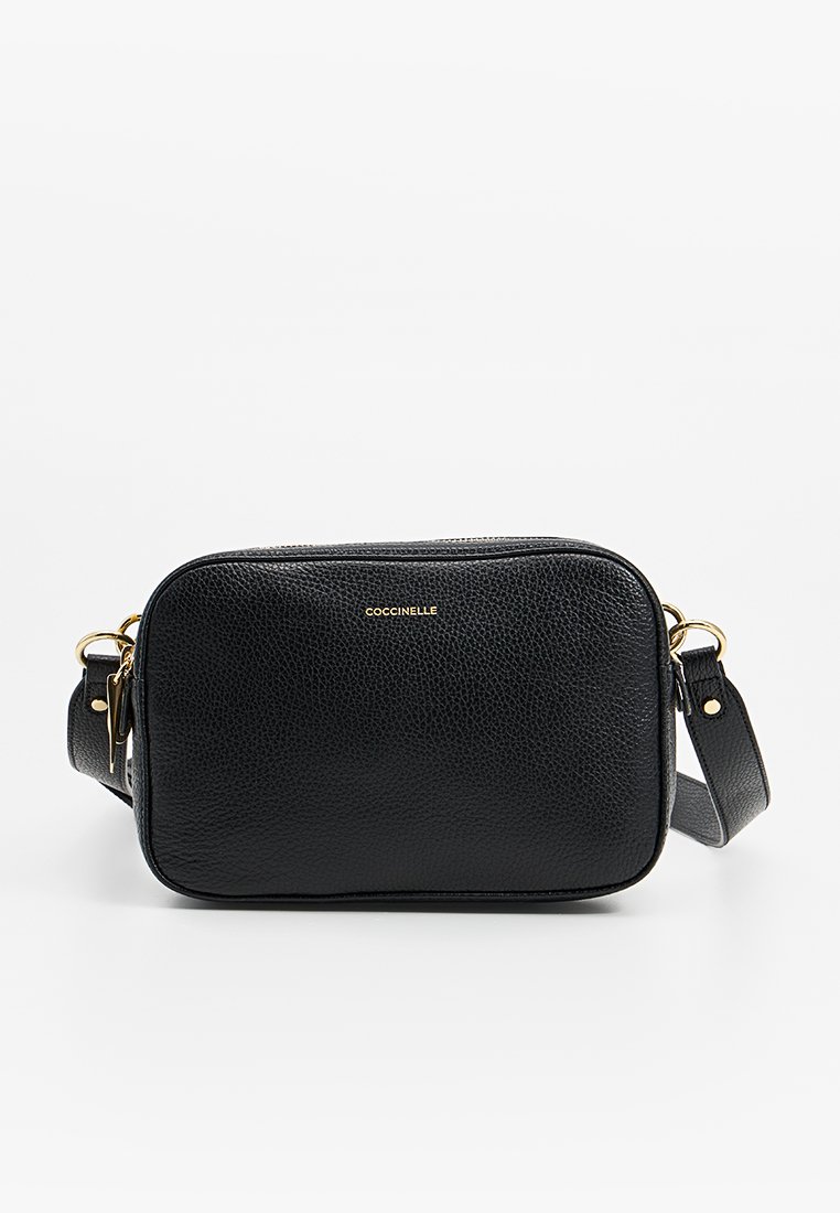 Sac bandoulière en cuir noir, de forme rectangulaire, avec une texture en relief, des accessoires en or et une bandoulière amovible. Détail du logo à l'avant.
