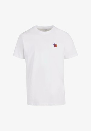 Valge puuvillane T-särk ümmarguse kaelusega ja lühikeste varrukatega, mille vasakul rinnal on väike värviline tikand.