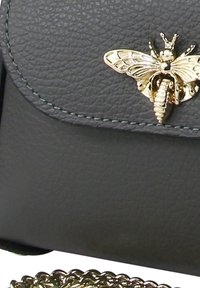 DrachenLeder UMHÄNGE - Handbag - grau