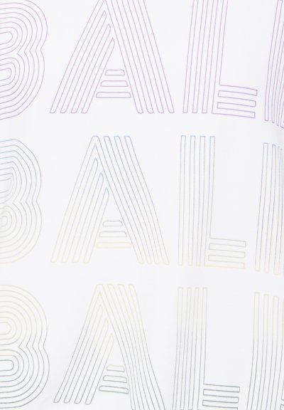 Tela blanca con letras en negrita que repiten "BALI" en líneas degradadas, que transitan de púrpura a azul. Textura suave sin acentos adicionales.
