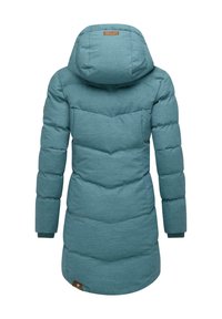 Morska kurtka puchowa z kapturem, z pikowanym wzorem, długimi rękawami i skórzaną metką z logo na dole. Miękka w dotyku.