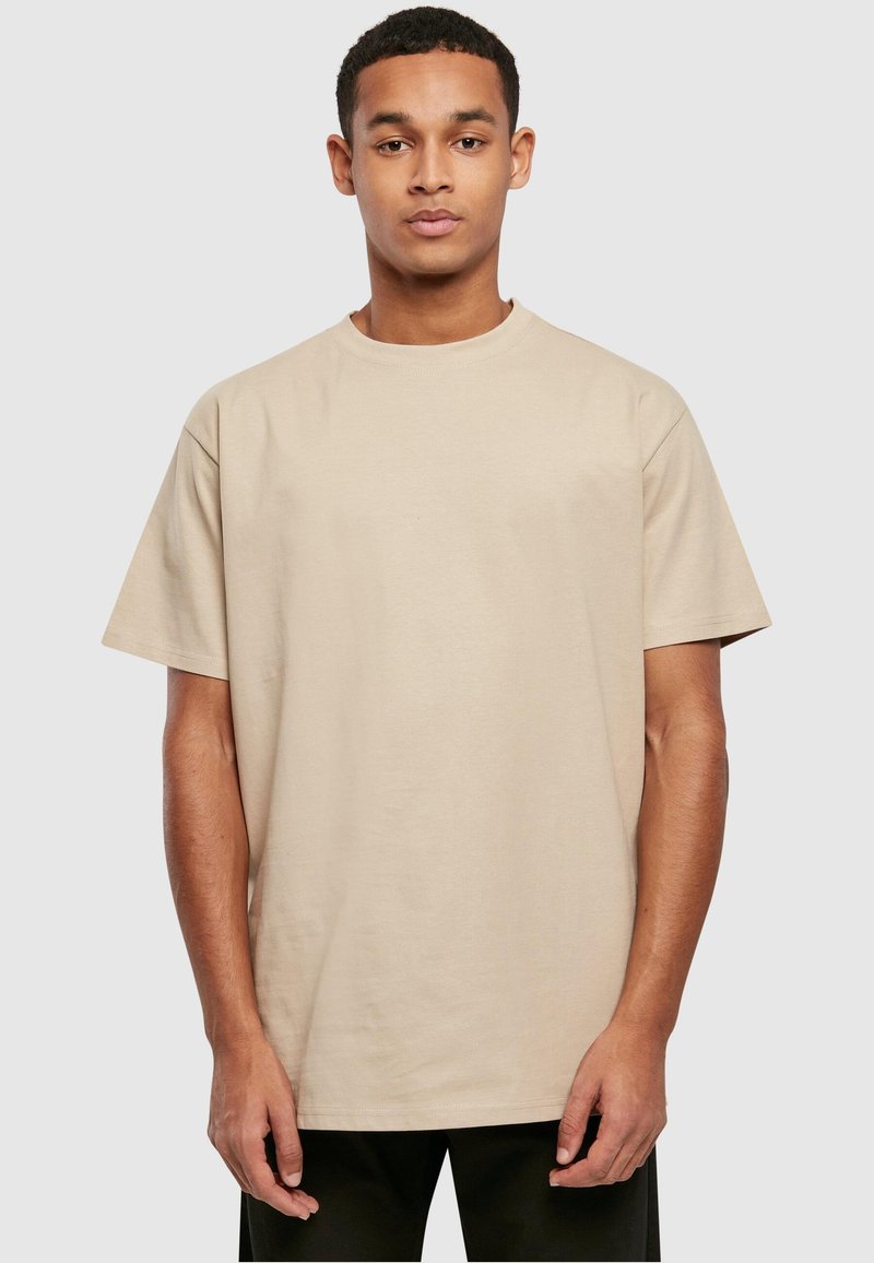 Beige katoenen t-shirt met een klassieke ronde hals, korte mouwen en een relaxed fit, zonder patronen of extra versieringen.