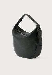 Borsa a spalla in pelle nera con superficie texture, forma curva e una sola tracolla. Presenta una chiusura a zip e un emblema vicino al manico.