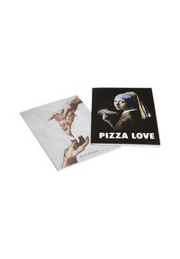 Na slikah sta prikazana dva brošura. Ena ima sivo platnico, na kateri je roka, ki drži kos pice; druga je črna z besedilom "PIZZA LOVE" in punčko v modrem naglavnem povojem.