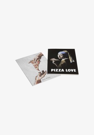Kaksi esitettä on esillä. Toinen on harmaa kansi, jossa on käsi, joka pitää palasta pizzaa; toinen on musta, ja siinä on teksti "PIZZA RAKKAUS" sekä tyttö sinisessä huivissa.