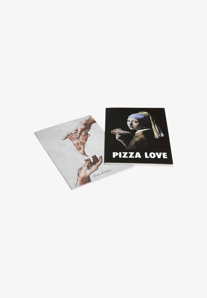 Két füzet látható. Az egyik szürke borítóján egy kéz tart egy szelet pizzát; a másik fekete, rajta a "PIZZA LOVE" felirattal és egy kék fejkendős lánnyal.