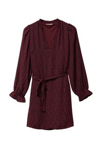 Bordowa sukienka z głębokim dekoltem w kształcie litery V, długimi bufkami, falbaniastymi mankietami i wiązaniem w talii, zdobiona czarnym wzorem serc.