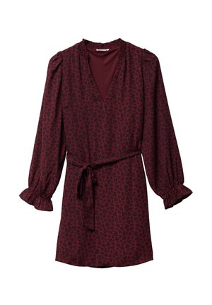 Burgundy kjole med dyb V-udskæring, lange puffærmer, flæser ved manchetten og bindebånd i taljen, med et sort hjerte mønster gennem hele.