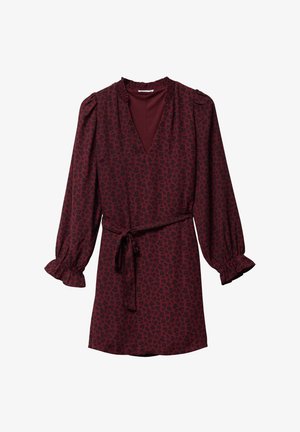 Burgundy kjole med dyb V-udskæring, lange puffærmer, flæser ved manchetten og bindebånd i taljen, med et sort hjerte mønster gennem hele.