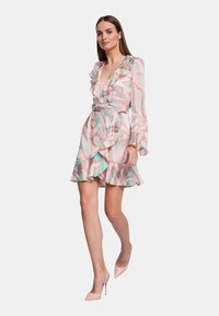 Abito avvolgente a maniche lunghe in morbido tessuto, caratterizzato da ondulazioni pastello di rosa e turchese, con dettagli a volant e un orlo svasato.