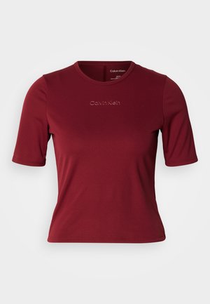 Mørkerød T-shirt med korte ærmer lavet af glat stof med rund halsudskæring. Har præget "Calvin Klein"-logo foran.