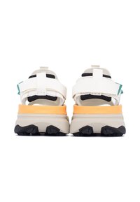 Sandali sportivi con tomaia bianca e nera, suola intermedia arancione e suola nera testurizzata. Presentano cinturini regolabili e un design imbottito.