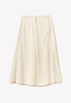Krémová áčková sukně vyrobená z hladké tkaniny, která má střední pas a dvě boční kapsy. Bez viditelných vzorů nebo ozdob.