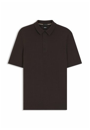 Polo nera a maniche corte con colletto, placket a due bottoni e orlo e polsini a costine, distesa su uno sfondo bianco.