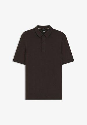 Polo nera a maniche corte con colletto, placket a due bottoni e orlo e polsini a costine, distesa su uno sfondo bianco.