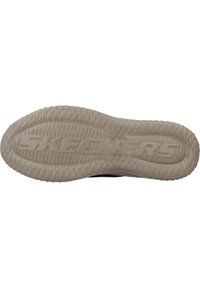 Suela de zapatilla Skechers, de goma texturizada en beige claro. Presenta un logotipo prominente y un patrón ondulado para mayor tracción. Bordes suaves, diseño duradero.
