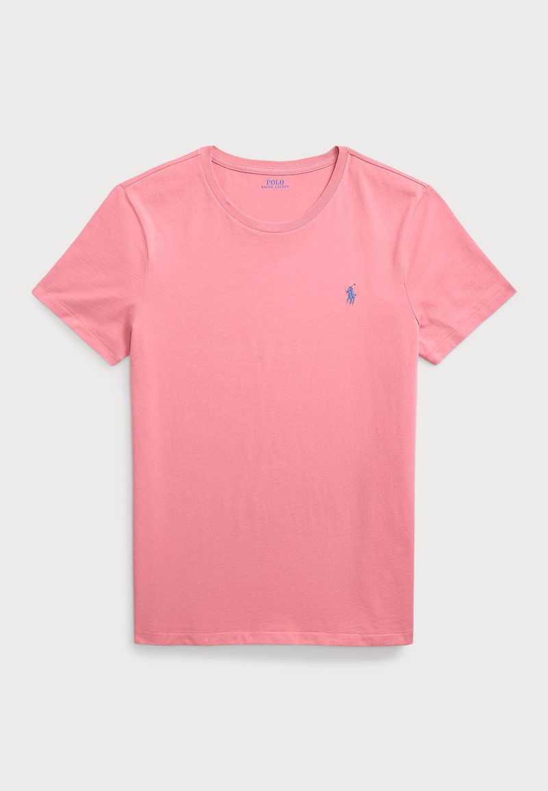Ružový bavlnený T-shirt s okrúhlym výstrihom, krátkymi rukávmi a modrou vyšívanou značkou na hrudi. Hladká textura, voľný strih.