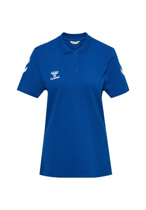 Blå poloshirt lavet af bomuld med krave, to knapper og hvidt logo på brystet samt hvide chevron-accenter på ærmerne.