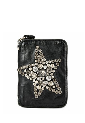 Cartera de cuero negra con cremallera, decorada con una gran estrella hecha de varias piedras de imitación plateadas y transparentes y tachuelas de metal.