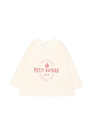 Kremowa bluzka niemowlęca z długim rękawem z różowym napisem "Petit Bateau" i logo żaglówki wyśrodkowanym z przodu.