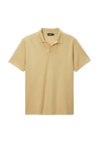 Polo beige avec une texture douce, des manches courtes et un col classique. Présente un ourlet droit et un design minimaliste.