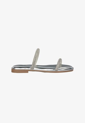 Silberne flache Sandale mit zwei mit Strasssteinen verzierten Riemen, metallisches Finish im oberen Bereich und braune Gummisohle. Einfaches, offenes Design.