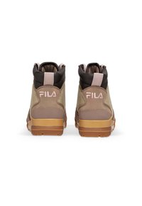 Braune Fila High-Top Sneaker aus einer Mischung von Wildleder und Mesh-Material, mit einem schwarzen Kragen, beigen Akzenten und strukturierten Gummisohlen.