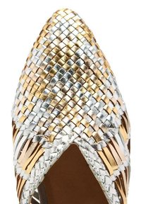  tomaia di scarpa in pelle metallica intrecciata caratterizzata da punta affilata, in tonalità alternate di oro e argento con una texture liscia e design aperto.