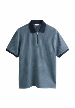 Blauw poloshirt met korte mouwen, zwarte kraag en mouwboorden, voorzien van een rits aan de voorkant, op een witte achtergrond.