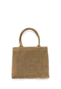 Breddad vävd tote-väska i tan med öppen stickad textur, två rundade handtag och rektangulär form. Har en enkel design och lättviktsmaterial.