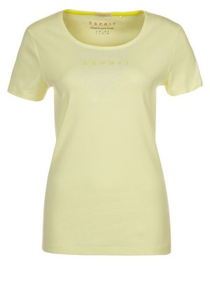 Vaaleankeltainen, lyhythihainen naisten T-paita pyöreällä pääntiellä ja "ESPRIT"-teksti rinnassa pienillä keltaisilla kirjaimilla.