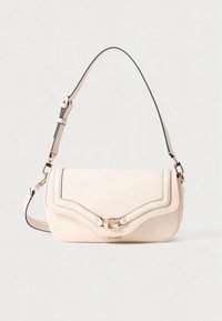 Borsa a spalla in pelle color crema con design curvo, dettagli in metallo color oro e una catena decorativa sul davanti. Dotata di una tracolla singola regolabile.