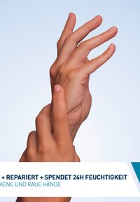 Zwei Hände mit glatter Haut, wobei eine Hand sanft die Rückseite der anderen berührt, vor einem hellblauen Hintergrund.