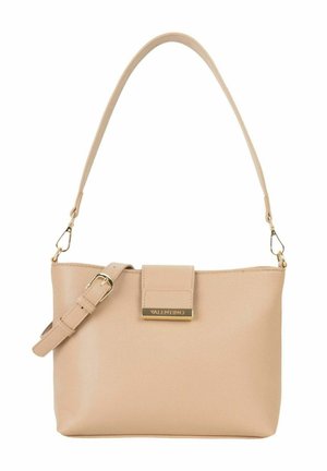 Sac à main beige Valentino en cuir texturé, plaque logo dorée, bandoulière réglable et poignée supérieure sur fond blanc.
