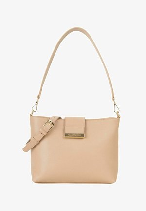 Sac à main beige Valentino en cuir texturé, plaque logo dorée, bandoulière réglable et poignée supérieure sur fond blanc.