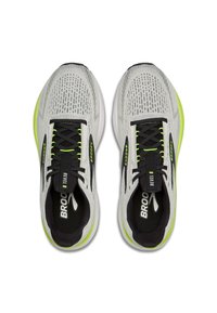 Vaaleanharmaat urheiluakengät mustilla yksityiskohdilla, joissa on verkkopinta, mustat nauhat ja kirkkaat vihreät yksityiskohdat. Mallin nimi: Brooks Revel 8.