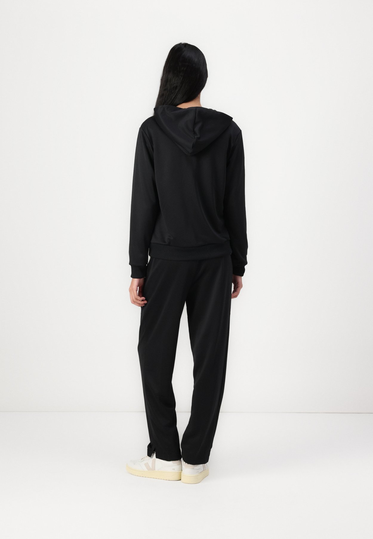 ESSENTIALS LINEAR