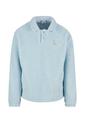 Pulover albastru din fleece, cu guler și două butoane, din material texturat, având un mic logo pe partea stângă a pieptului.