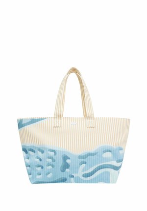 Bolsa tote de lona beige a rayas con dos asas, con un patrón azul abstracto de olas en la mitad inferior.