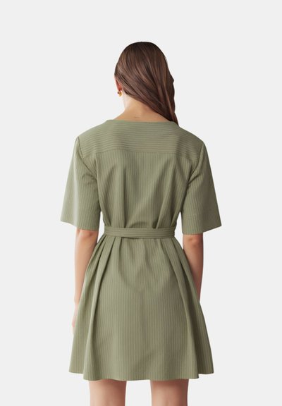 Abito verde oliva, a maniche corte, con cintura in vita, realizzato in tessuto texturizzato con righe verticali e gonna plissettata.