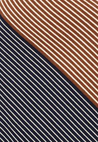 Tissu à division diagonale avec des rayures blanches denses et uniformément espacées sur un orange rouille dans la moitié supérieure et un bleu marine dans la moitié inférieure.