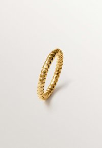 Anillo de oro con un diseño texturizado que presenta segmentos alternos lisos y acanalados. El anillo tiene forma circular y un acabado brillante.