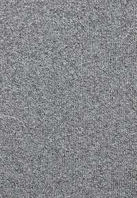 Dzianinowy szary materiał z teksturowanym wzorem, w którym mieszają się jasne i ciemne nitki, tworząc głębię i miękką powierzchnię.