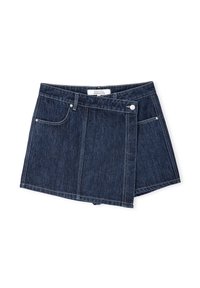 Denim mini sukně v tmavě modré barvě s obalem, předním zapínáním na knoflík, dvěma bočními kapsami a kontrastním prošíváním. Hladká textura.