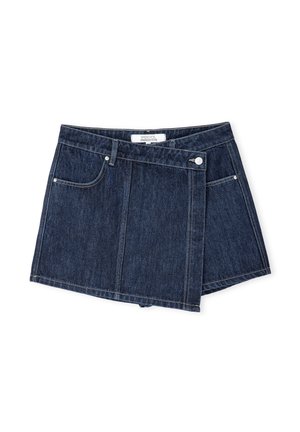 Denim mini skirt in dark wash with a wrap design, front button closure, two side pockets, and contrast stitching. Smooth texture.