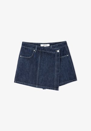 Denim mini skirt in dark wash with a wrap design, front button closure, two side pockets, and contrast stitching. Smooth texture.