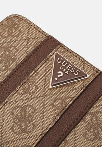 Guess NOREEN brązowy