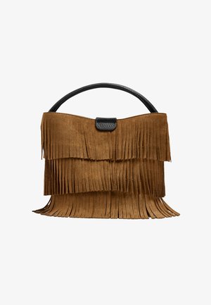 Brązowa zamszowa torebka z warstwowymi frędzlami, czarnym skórzanym uchwytem i małym czarnym skórzanym zapięciem na środku u góry.