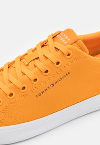 Tommy Hilfiger Tossud - rich ochre