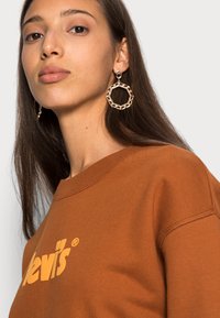 Levi's® GRAPHIC STANDARD CREW - Sudadera - crew seasonal glazed ginger